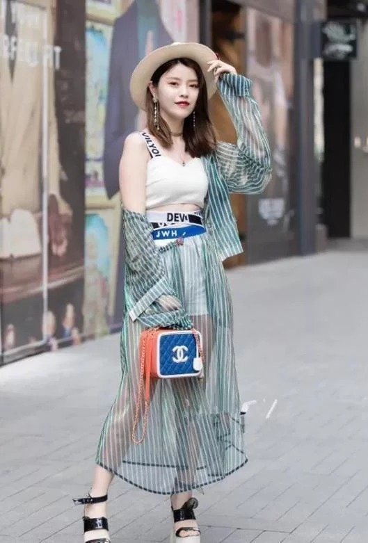 卡其色|长发披肩的小美女,白色短袖配卡其色半身裙,时尚气质