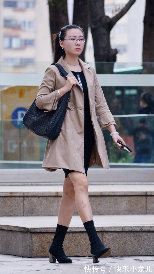 休闲裤 白色针织衫搭配休闲裤,很有立体感,简约剪裁舒适的感觉