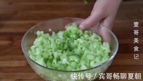 老少皆宜|芹菜别炒了，学会这样做，3斤都不够吃，实在太香了，开胃又解馋