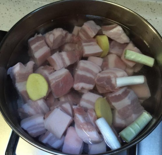 做红烧肉，最忌焯水直接炖，掌握这几个小技巧，肥而不腻入口即化