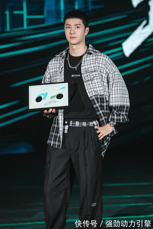 燃爆|“王炸组合”火爆全网,看王一博穿上拼色牛仔,满满青春少年感!