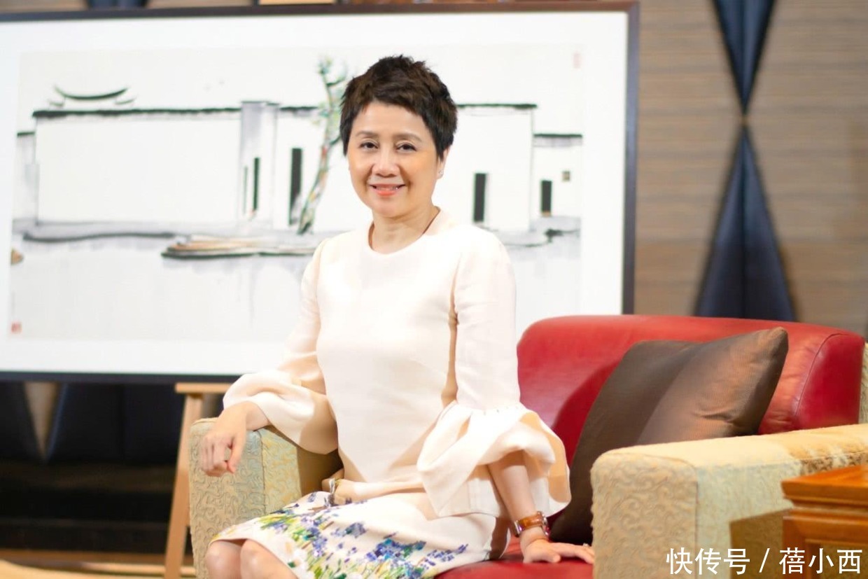 搭配|赌王四太梁安琪终于不扮嫩了,穿小香风套裙,又成为大婶穿搭楷模