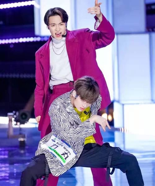 《创造营》首播差评连连，国内选手耍宝卖萌，国外选手实力碾压