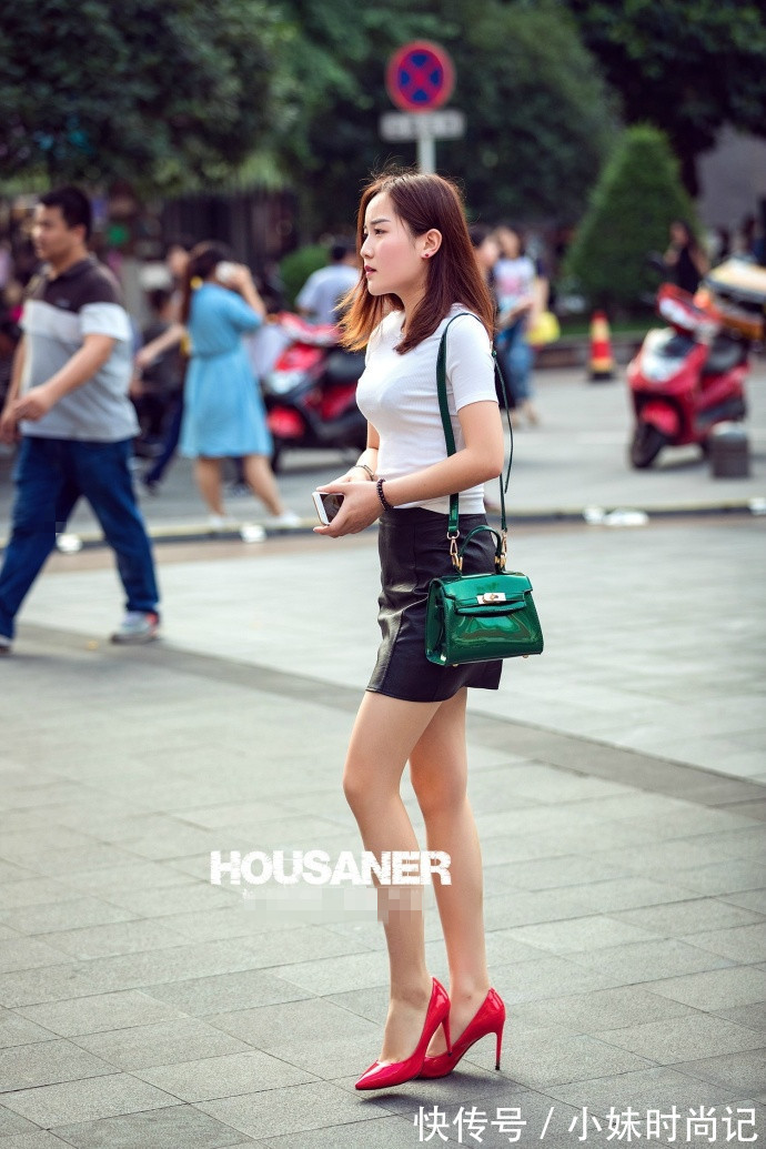 牛仔|街拍,蓝色牛仔连衣裙搭配尖头高跟鞋,时髦又有女人味!