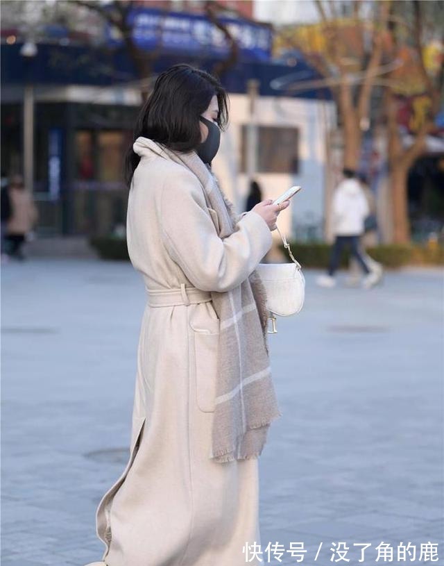 腰带|街拍穿风衣的美女们，腰带这样系才齐整，让生活更简约