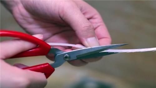 一双筷子|卫生间里放一双筷子,省钱又好用,这妙招以前怎么没想到,太棒了