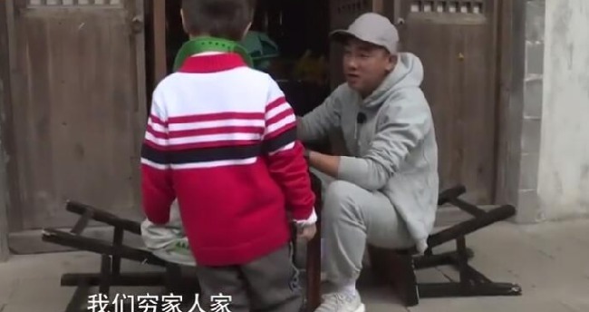 嗯哼看不惯陈小春吃饭坐姿,陈小春:我们穷人家,太子你回房吃吧