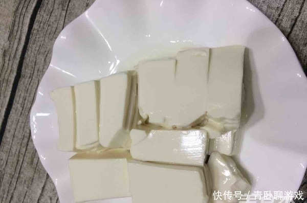 切皮蛋时,不要直接下刀切!大厨都这样做,不粘连,不散花!