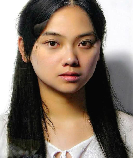 肖像@同给老婆画肖像,露齿笑卖了112万元,穿薄衫的卖了3136万