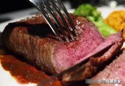 土鳖|去吃牛排，盘子里的牛排有啥用？很多人都是直接吃，服务员：土鳖