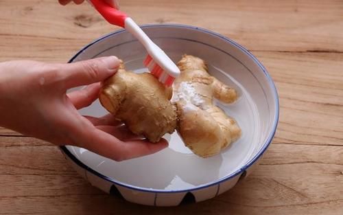 春天别忘了吃生姜 不煮汤不炒菜 做一次吃半年 真省事 粉紫色