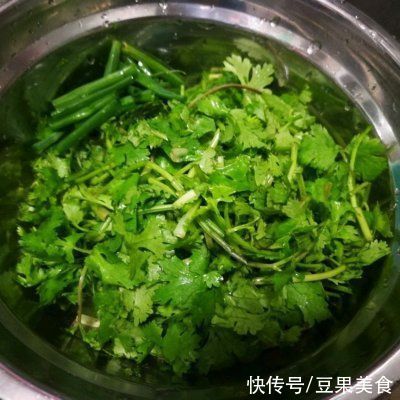 这道牛肉炒香菜做起来容易，吃起来上瘾