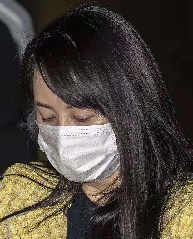 范儿 孟晚舟终于换掉中分发型,剪刘海更显年轻态,穿娃娃领好有少女感