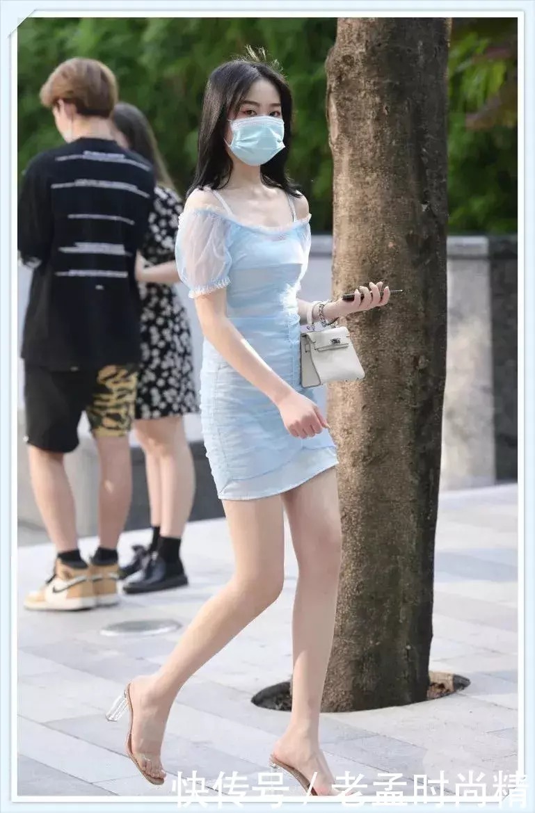 知性|街拍薄纱一字肩短裙搭配高跟鞋,穿出知性迷人的气质