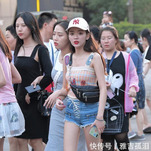 牛仔裤与吊带背心搭配着穿,清新休闲,很难不多看两眼