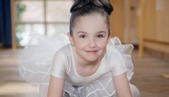 女孩|女孩第一次来月经,若没早于这个数,偷乐吧,可能会对发育有好处