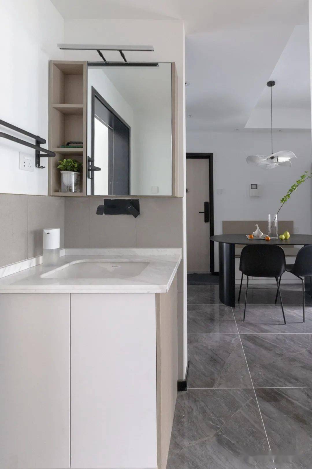 玄关|小夫妻的优雅两居，U型衣帽间真大气，圆形家居内敛又舒适，超美