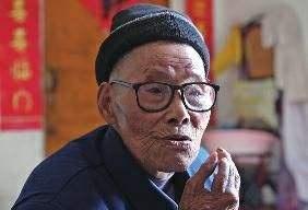 长寿老人|113岁老人烟酒不离手,他说长寿也不难,日常别碰一件事即可