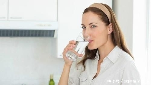 女生有这5个习惯,会让嘴唇变丑尤其第2个,不改掉难提升颜值