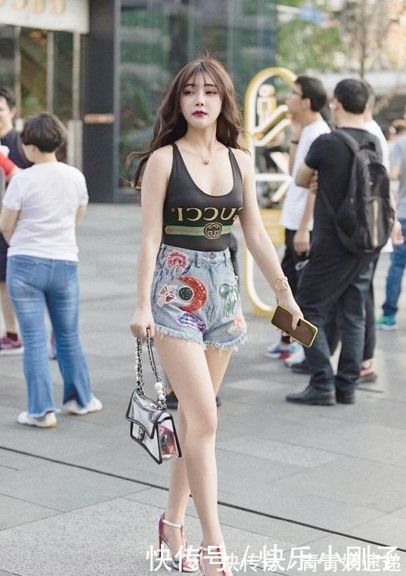 生活质量 白背心搭配黑色裤子,更加凸显成熟的魅力