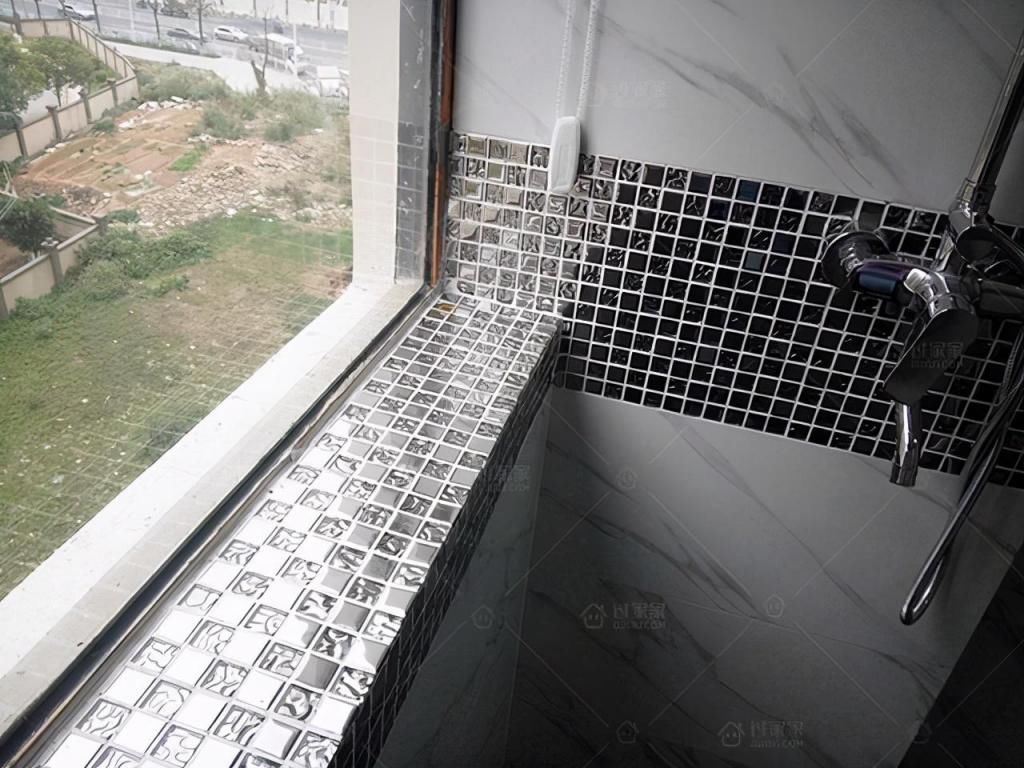 淋浴房|头一次见卫生间装了“踩脚石”，后悔自己家装修早了