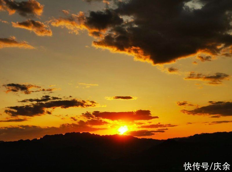 开头@苏轼的这首词并不出名,开头两句的境界,却令人叫绝