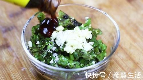 这才是辣椒拌皮蛋的正确做法，香辣下饭，上桌就抢光，吃了还想吃