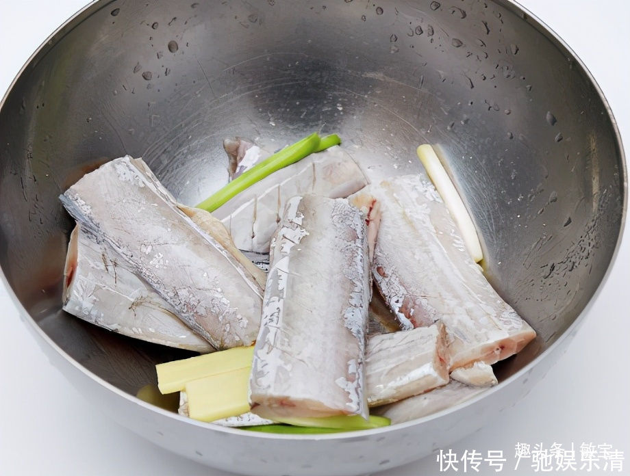 油炸食品|炸带鱼想要好吃，裹面粉还是淀粉大厨教我正确做法，带鱼香又酥