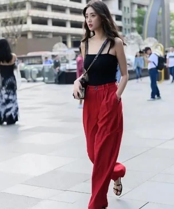 街拍:清新靓丽的小姐姐,时尚的白衬衫搭配牛仔裤,看起来很显腿长