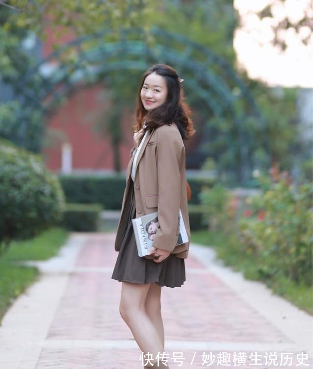 T恤 微胖女生怎么穿才好看西服外套搭配T恤和黑色短裤,显高又显瘦