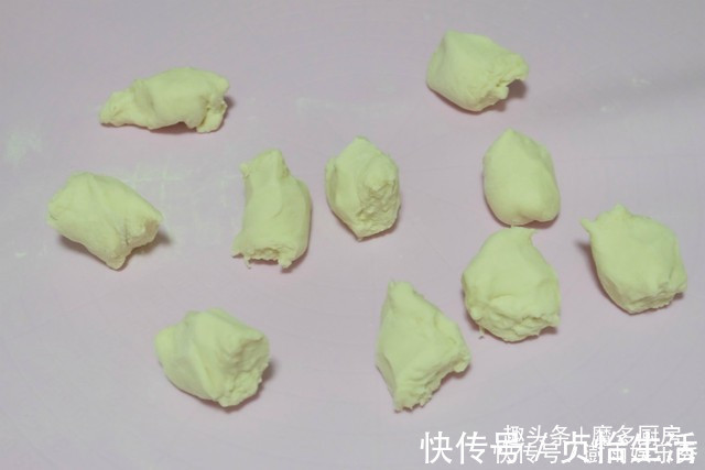 菜盒子薄皮大馅特好吃,面粉不用开水烫,放多久都不会硬!