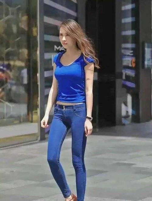 自信|小姐姐穿低腰紧身牛仔裤，再低一点就出不来了，自信大方