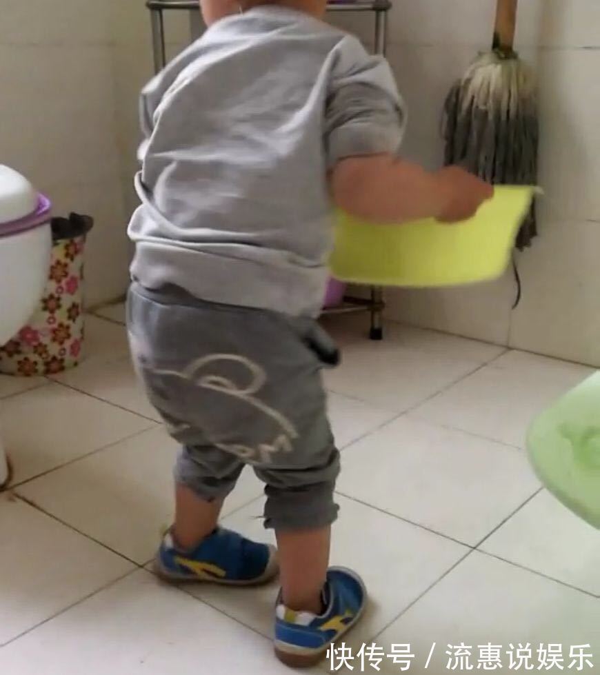 起床|宝宝早上起床,直接往厕所跑,妈妈跟过去一看,乐得笑弯了腰