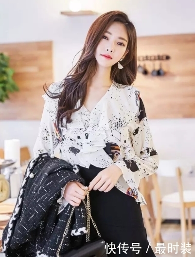 显得非常|街拍:小姐姐热裤+长裙穿着打扮简单又不失大气,低调又富有层次