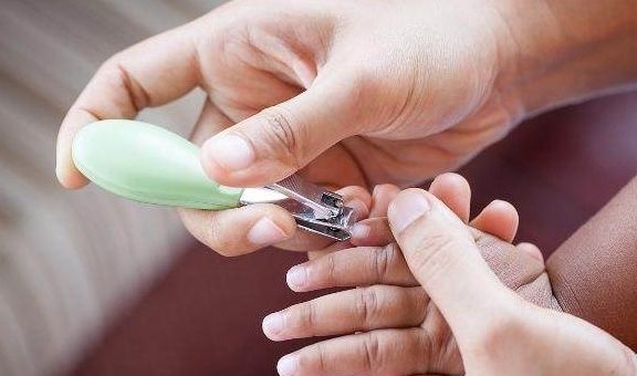 手指甲|“新生儿”多久可以剪手指甲？这段时间不能剪，宝妈们做对了吗？