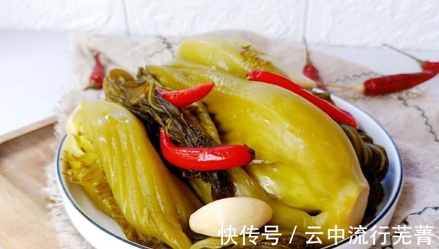 腌酸菜时,难怪腌制出的酸菜不好吃还会腐烂,那是没有多加这一步!