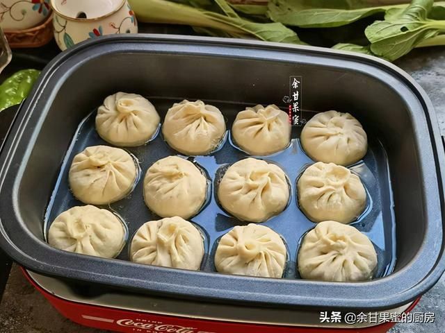 一款家常水煎包，从调馅到出锅，鲜美多汁好味美，出锅就吃仨