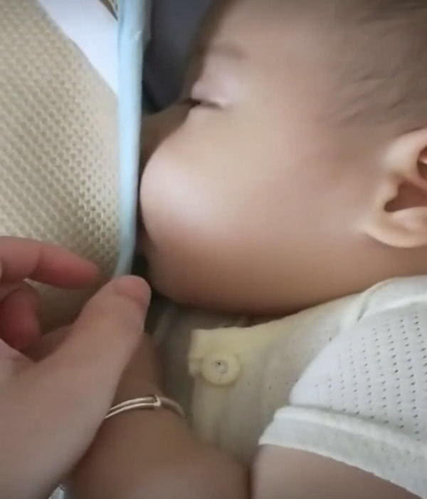 宝妈|妈妈不让宝宝吃手指,“戏精”宝宝学会这一招,妈妈笑出声来