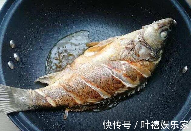 炖鱼汤时，不要直接加水炖！大厨教你3招，汤浓味鲜，好喝无腥味