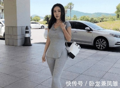 套装|街拍小姐姐穿阔腿裤套装,你觉得灰色好看还是紫色!