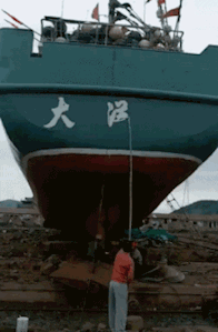 |搞笑GIF:大姐跳水就跳水,弄那么大动静不是吓人吗?