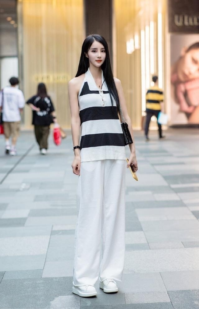 时尚穿搭,美女穿深V立领白衬衣非常有魄力