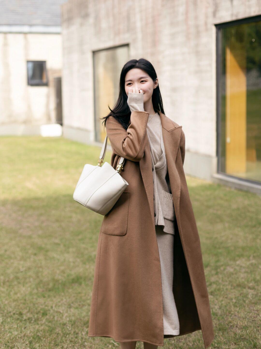 穿搭|冬天想要穿出甜美可爱风,少不了一件米白色毛衣的搭配,搭配卡其色半身裙,更加温柔!