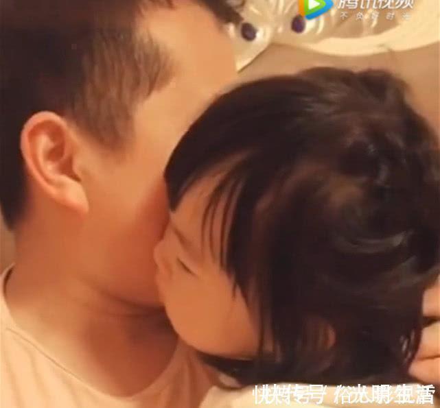 妈妈|女儿一直抱着爸爸,不让妈妈亲爸爸,接下来的一幕让妈妈哭笑不得