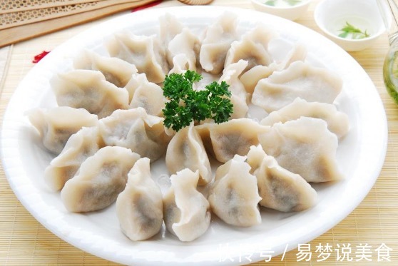 拌饺子馅时，不要只会放油，学会这一招，饺子鲜嫩多汁特别香