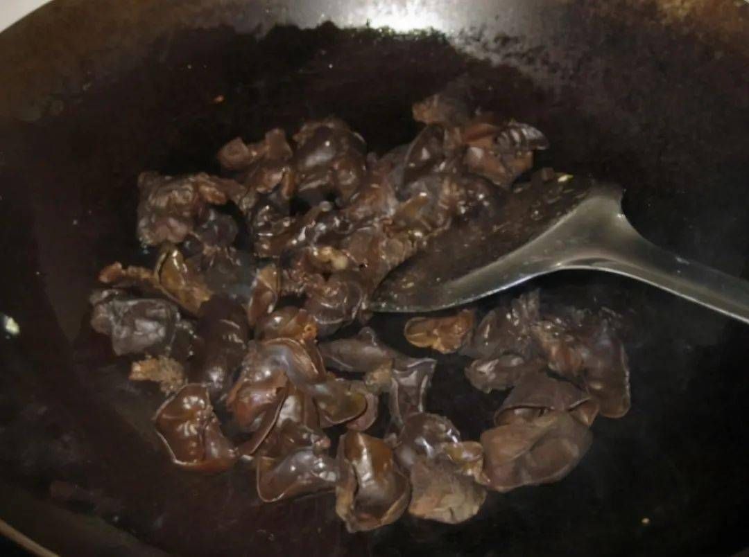 木耳一下锅就“炸锅”,太吓人?掌握4技巧,保证不炸锅,更脆爽