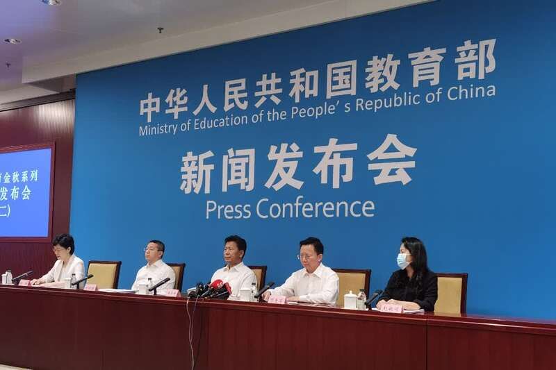 疫情|教育部答中青报记者提问：青少年近视防控和疫情防控要同步推进