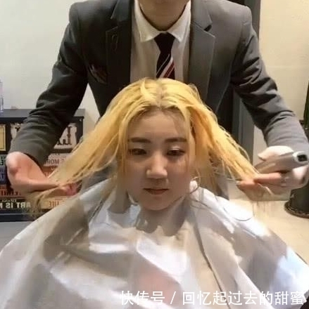 80后大妈第一次接长发,秒变00后小女孩,这变化逆天啊!