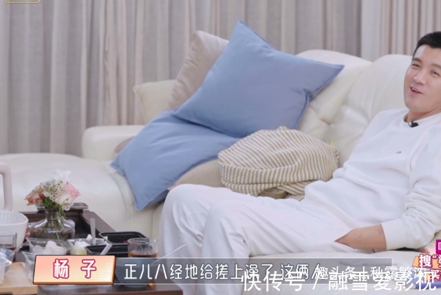 婆婆|黄圣依给婆婆洗澡，陈松伶跪地为婆婆穿鞋，孝顺背后是老公的差距