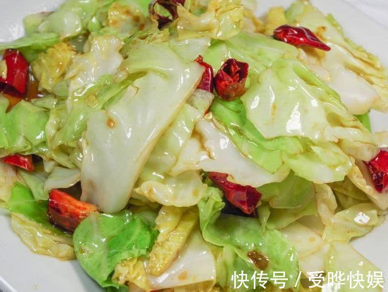 炒包菜时,包菜直接下锅炒就错了!很多人不懂,难怪不好吃